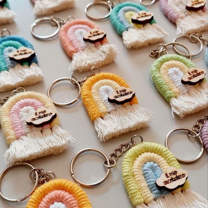 Portachiavi arcobaleno macramè