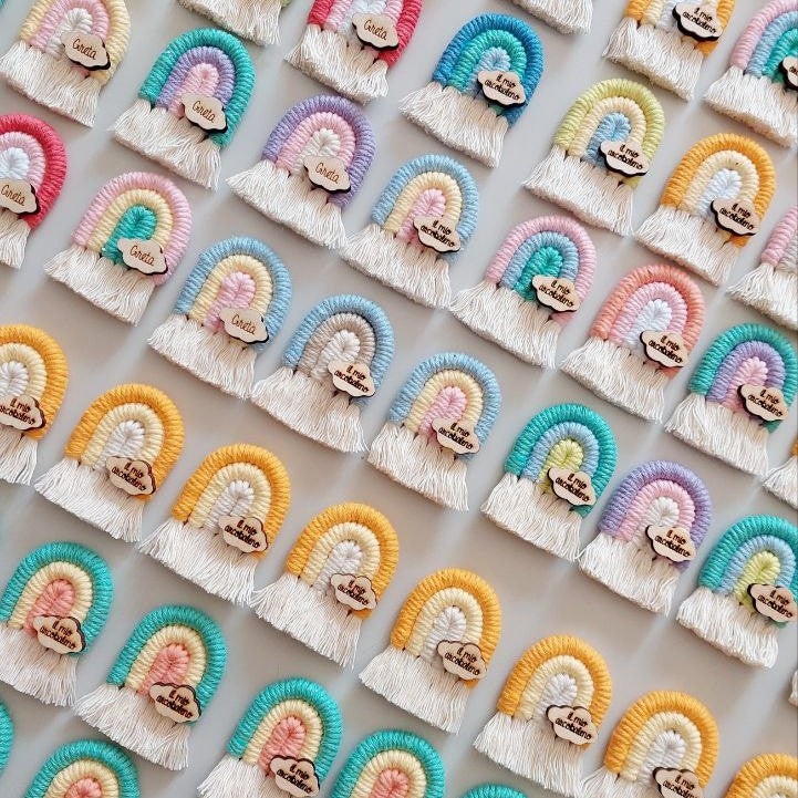 Portachiavi arcobaleno macramè