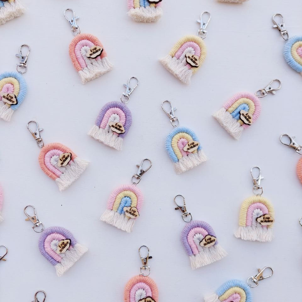 Portachiavi arcobaleno macramè