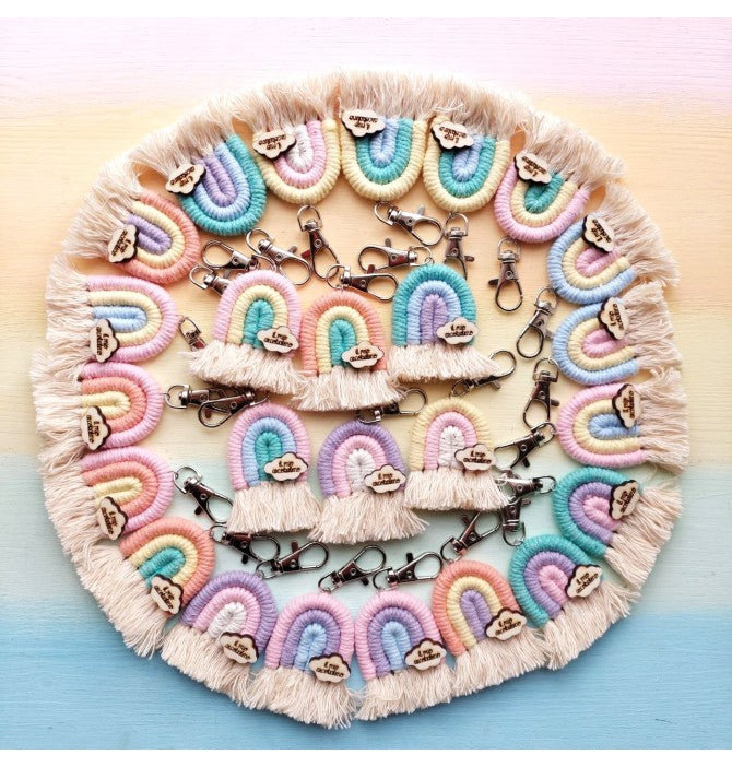 Portachiavi arcobaleno macramè